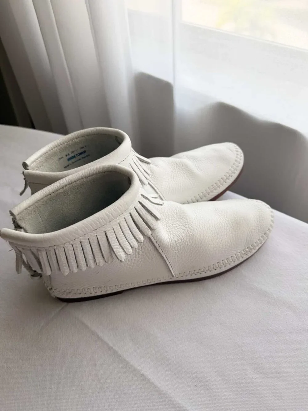 Minnetonka White Leather Fringe Boots Size 8.5, New